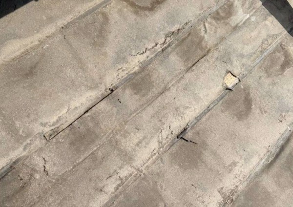 下屋のルーフィング　劣化して穴が開いている